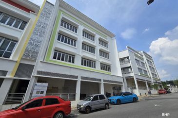 [ END LOT WITH LIFT ] 4 Sty Shop Lot Jalan Diplomatik 1 Presint 15, Putrajaya