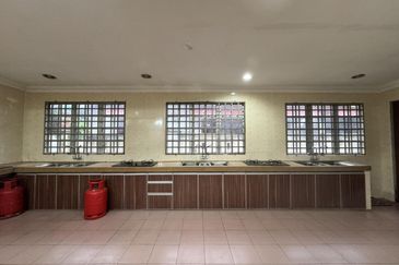 [ FULLY RENO ] 2 Storey Semi-D with Spacious Land & Build-up Seksyen 3, Bangi 