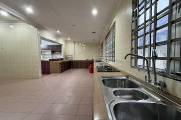 [ FULLY RENO ] 2 Storey Semi-D with Spacious Land & Build-up Seksyen 3, Bangi 