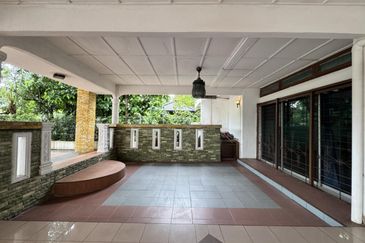 [ FULLY RENO ] 2 Storey Semi-D with Spacious Land & Build-up Seksyen 3, Bangi 