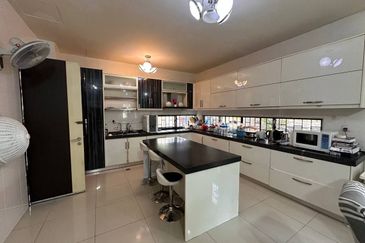 [ RENOVATED ] 3 Sty Semi Detach House Taman Tropika 2 Bangi  