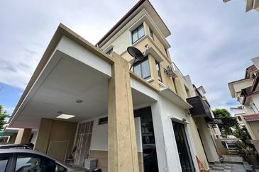 [ RENOVATED ] 3 Sty Semi Detach House Taman Tropika 2 Bangi  