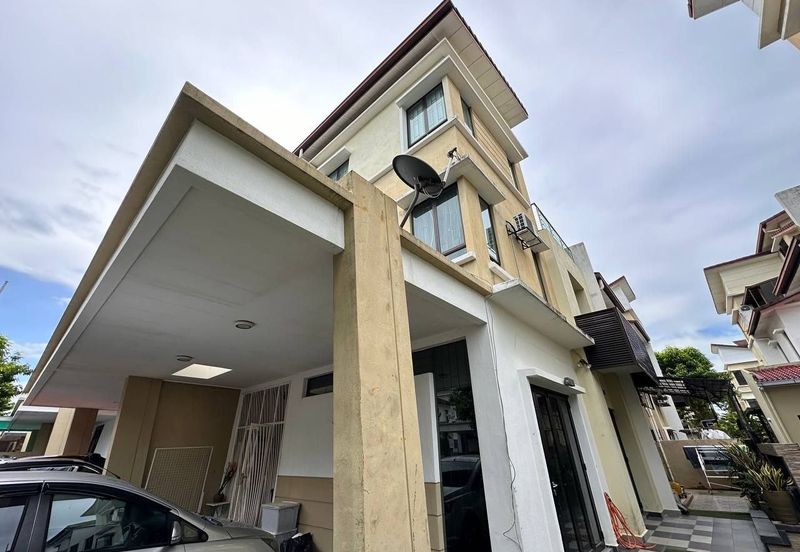 [ RENOVATED ] 3 Sty Semi Detach House Taman Tropika 2 Bangi  