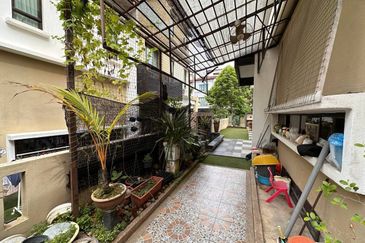 [ RENOVATED ] 3 Sty Semi Detach House Taman Tropika 2 Bangi  