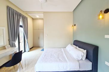 DANAU SURIA, PRESINT 16