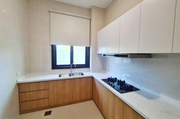 DANAU SURIA, PRESINT 16