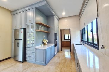 DANAU SURIA, PRESINT 16