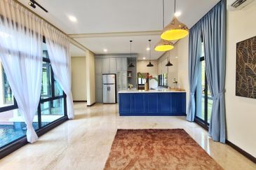 DANAU SURIA, PRESINT 16