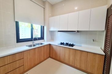 DANAU SURIA, PRESINT 16