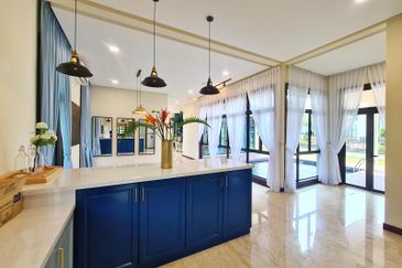 DANAU SURIA, PRESINT 16