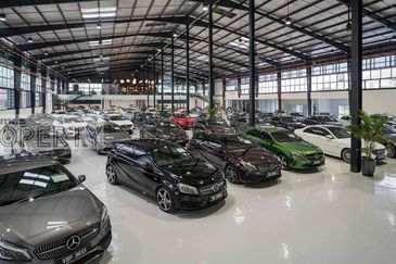 DETACHED SHOWROOM / COMMERCIAL BUNGALOW @ BANDAR KINRARA