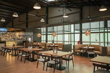 DETACHED SHOWROOM / COMMERCIAL BUNGALOW @ BANDAR KINRARA