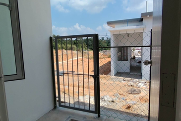 INDIVIDUAL TITLE SINGLE STOREY LANDED HOUSE HOT IN MANTIN !!!