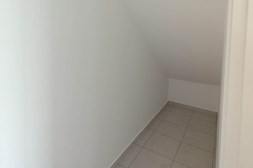 FREEHOLD / INDIVIDUAL TITLE SUPERLINK 2 STOREY LANDED HOUSE HOT IN MANTIN !!!