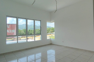 FREEHOLD / INDIVIDUAL TITLE SUPERLINK 2 STOREY LANDED HOUSE HOT IN MANTIN !!!