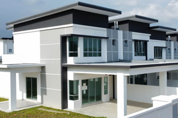 FREEHOLD / INDIVIDUAL TITLE SUPERLINK 2 STOREY LANDED HOUSE HOT IN MANTIN !!!