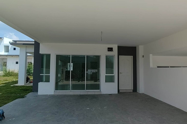 FREEHOLD / INDIVIDUAL TITLE SUPERLINK 2 STOREY LANDED HOUSE HOT IN MANTIN !!!