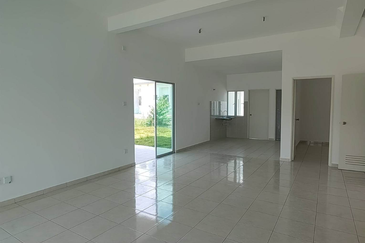 FREEHOLD / INDIVIDUAL TITLE SUPERLINK 2 STOREY LANDED HOUSE HOT IN MANTIN !!!