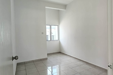 FREEHOLD / INDIVIDUAL TITLE SUPERLINK 2 STOREY LANDED HOUSE HOT IN MANTIN !!!