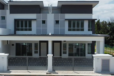 FREEHOLD / INDIVIDUAL TITLE SUPERLINK 2 STOREY LANDED HOUSE HOT IN MANTIN !!!