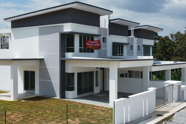 FREEHOLD / INDIVIDUAL TITLE SUPERLINK 2 STOREY LANDED HOUSE HOT IN MANTIN !!!