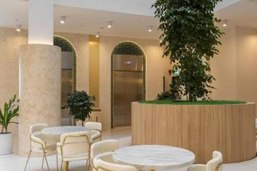 FREEHOLD / INDIVIDUAL TITLE 2 STOREY COMMERCIAL SHOPLOTS CORNER LOT 8900 SQFT HOT IN NEGERI SEMBILAN FOR SALE !!!