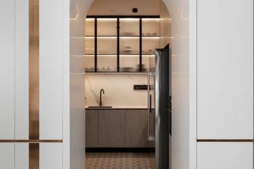 FREEHOLD FULLY FURNISHED CONDOMINIUM HOT IN SUNGAI LONG FOR SALE !!!