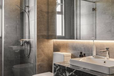 FREEHOLD FULLY FURNISHED CONDOMINIUM HOT IN SUNGAI LONG FOR SALE !!!