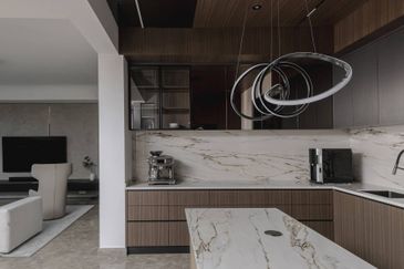 FREEHOLD FULLY FURNISHED CONDOMINIUM HOT IN SUNGAI LONG FOR SALE !!!