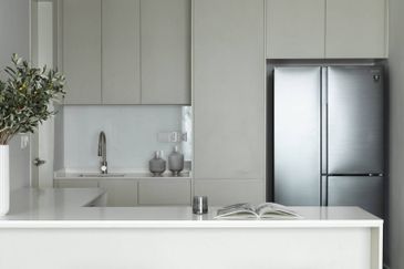 FREEHOLD FULLY FURNISHED CONDOMINIUM HOT IN SUNGAI LONG FOR SALE !!!