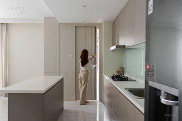 FREEHOLD FULLY FURNISHED CONDOMINIUM HOT IN SUNGAI LONG FOR SALE !!!