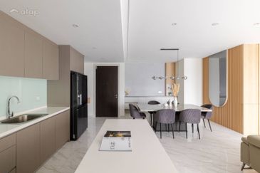 FREEHOLD FULLY FURNISHED CONDOMINIUM HOT IN SUNGAI LONG FOR SALE !!!