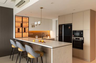 FREEHOLD FULLY FURNISHED CONDOMINIUM HOT IN SUNGAI LONG FOR SALE !!!