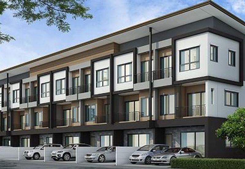 FREEHOLD & CHEAPEST  TOWNHOUSE HOT IN MANTIN FOR SALE !!!