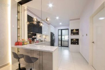 FREEHOLD & CHEAPEST  TOWNHOUSE HOT IN MANTIN FOR SALE !!!