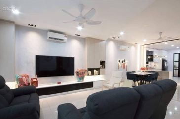 FREEHOLD & CHEAPEST  TOWNHOUSE HOT IN MANTIN FOR SALE !!!