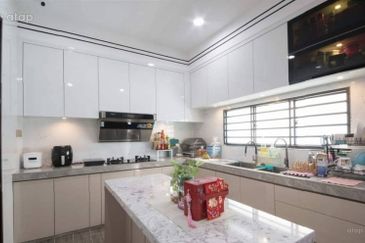 FREEHOLD & CHEAPEST  TOWNHOUSE HOT IN MANTIN FOR SALE !!!