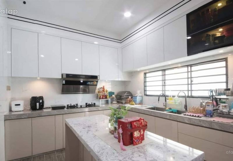 FREEHOLD & CHEAPEST  TOWNHOUSE HOT IN MANTIN FOR SALE !!!