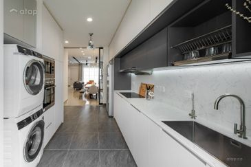 FREEHOLD & CHEAPEST  TOWNHOUSE HOT IN MANTIN FOR SALE !!!