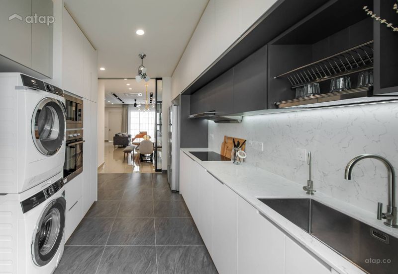 FREEHOLD & CHEAPEST  TOWNHOUSE HOT IN MANTIN FOR SALE !!!