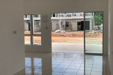 FREEHOLD 0 DOWNPAYMENT New 1 Storey TERRACE FULL LOAN 5min Mantin Town 