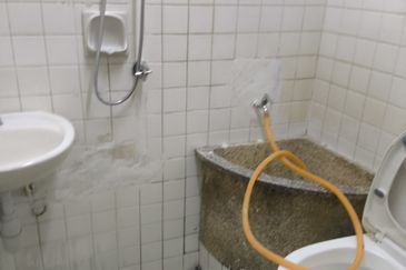 Taman Tun Dr Ismail 2nd Floor Shop Office For RENT