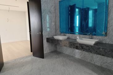 Beautiful unblocked KLCC/ PJ view condo