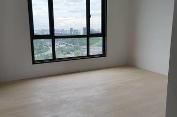 Beautiful unblocked KLCC/ PJ view condo