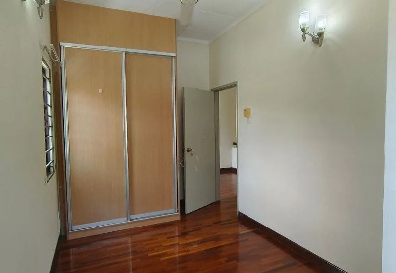 Terrace corner, guarded