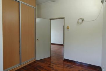 Terrace corner, guarded