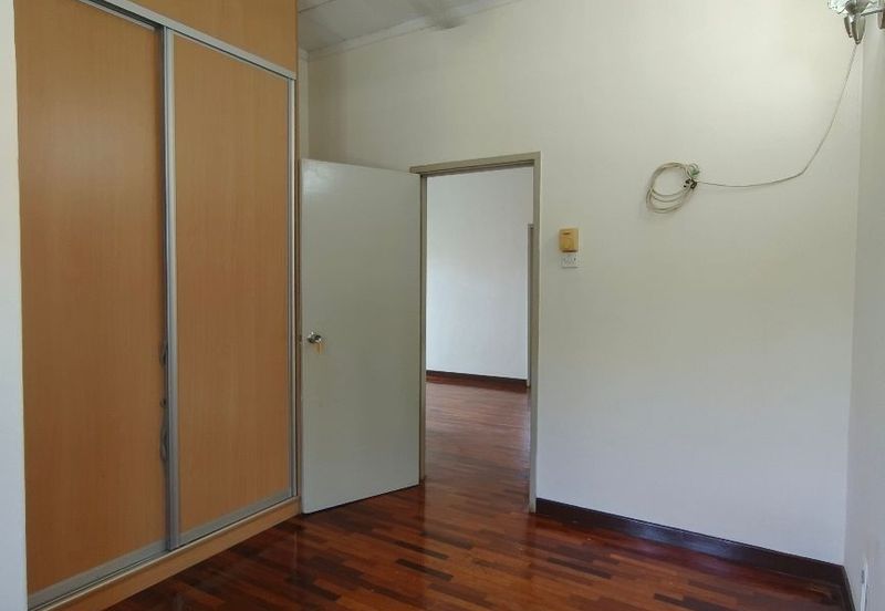 Terrace corner, guarded