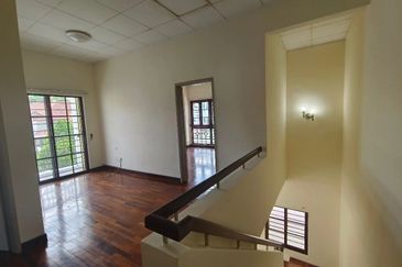 Terrace corner, guarded