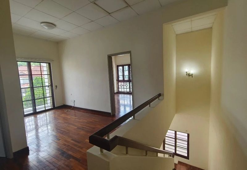 Terrace corner, guarded