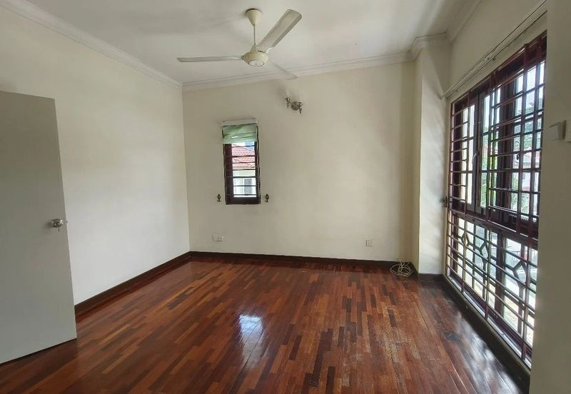 Terrace corner, guarded